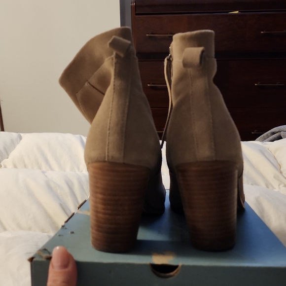 TOMS Boots - Picture 3 of 10
